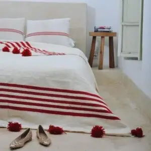 Colcha marroquí tejida a mano con pompones